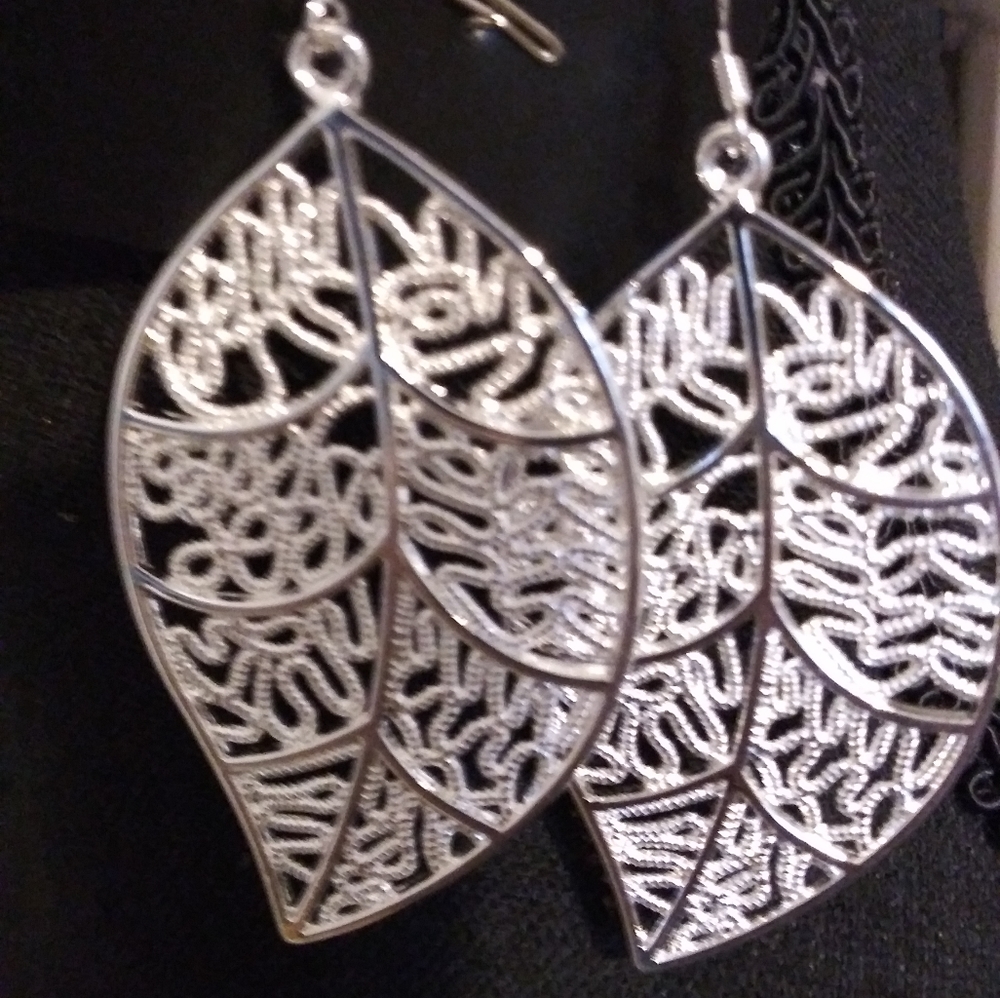 💥3/$10💥 Beautiful  Silver Filigree Leaf Earrings